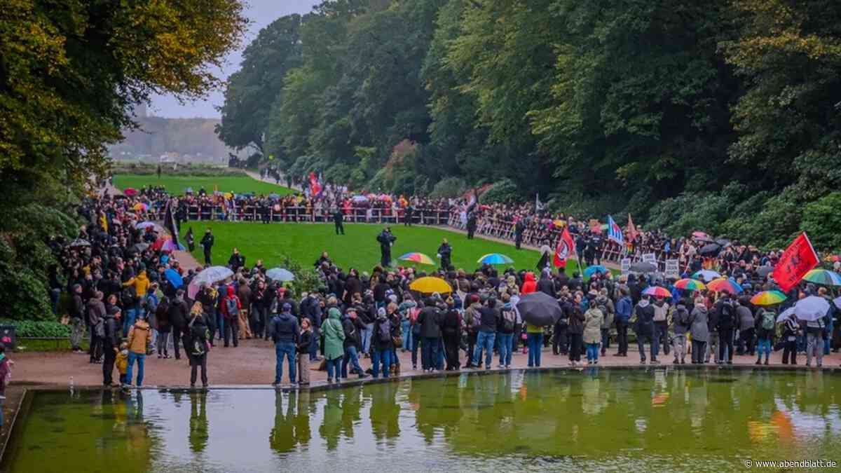 Gegen Rechts: Polizei will unangemeldete Demo auflösen, dann laufen alle los