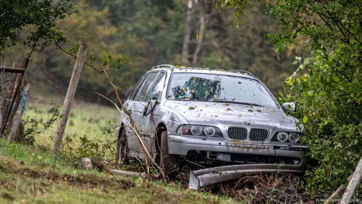 Spektakulärer Abflug bei Traunreut: BMW pflügt über Wiese und durchbricht mehrere Zäune