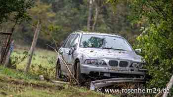 Spektakulärer Abflug bei Traunreut: BMW pflügt über Wiese und durchbricht mehrere Zäune