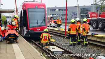 Alarmübung in Braunschweig: Feuerwehr rettet Person unter Straßenbahn