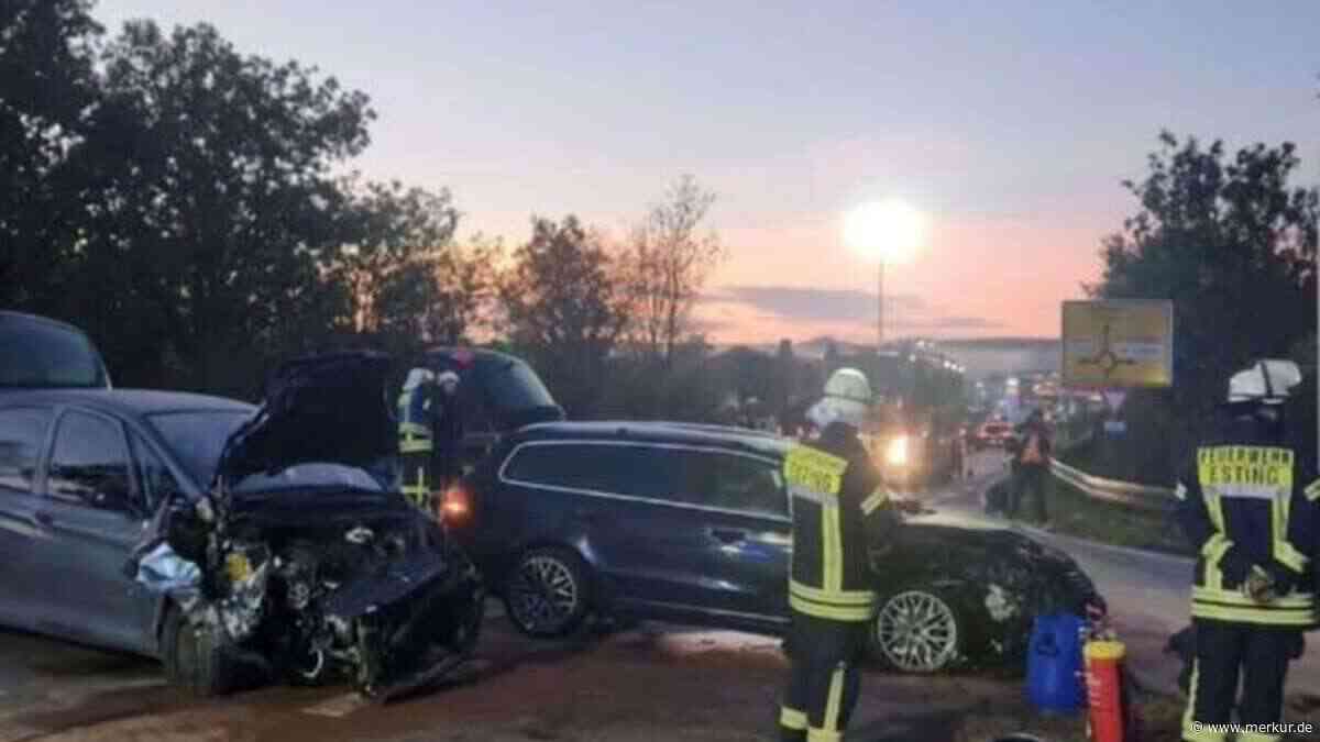 VW übersieht Citroën an B471: Auto fängt nach Kollision Feuer