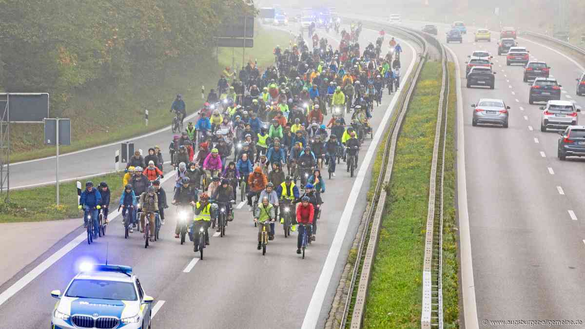 Für ein Tempolimit, gegen Tankrabatt: 300 Menschen nehmen an Fahrraddemo über B17 teil