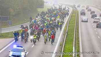 Für ein Tempolimit, gegen Tankrabatt: 300 Menschen nehmen an Fahrraddemo über B17 teil