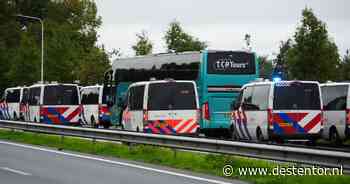 Bus met fans GA Eagles door grote politiemacht aan de kant gezet bij Zwolle: weg is weer vrij