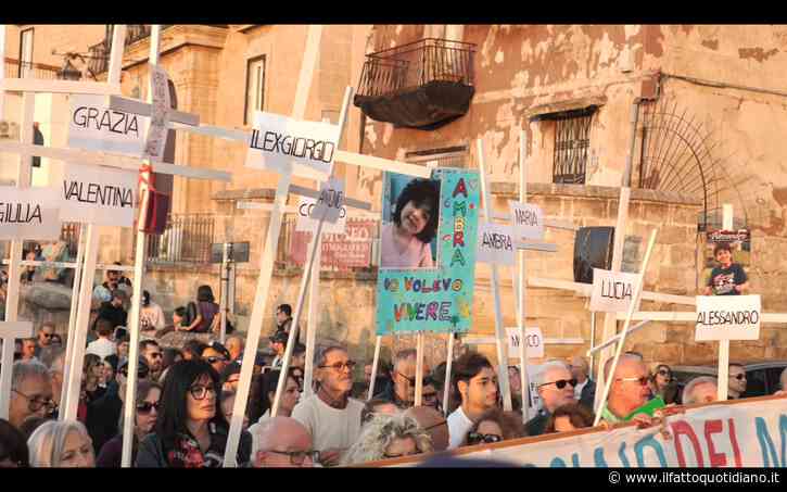 Ex Ilva, migliaia di persone in corteo a Taranto con le croci coi nomi dei morti: “Lo stabilimento va chiuso ma vanno tutelati i lavoratori”