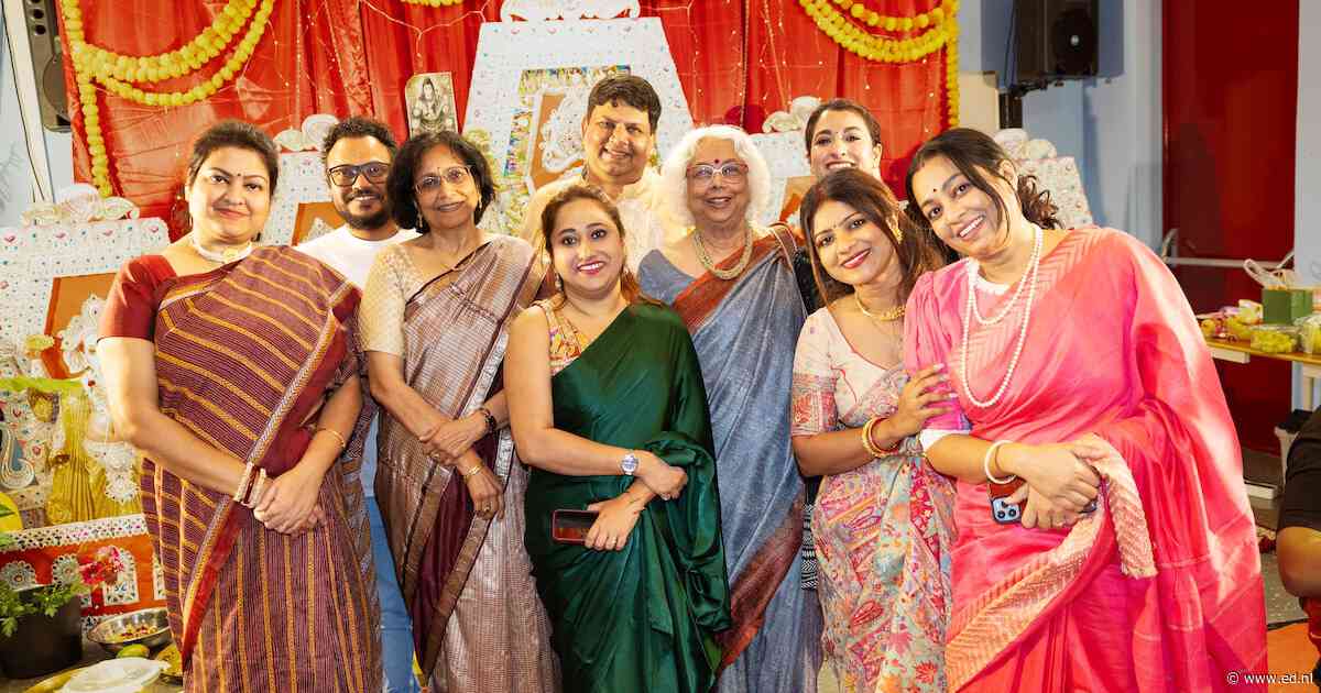 Oudere en jonge bezoekers stralen samen op het feestelijke Durga Puja in Geldrop
