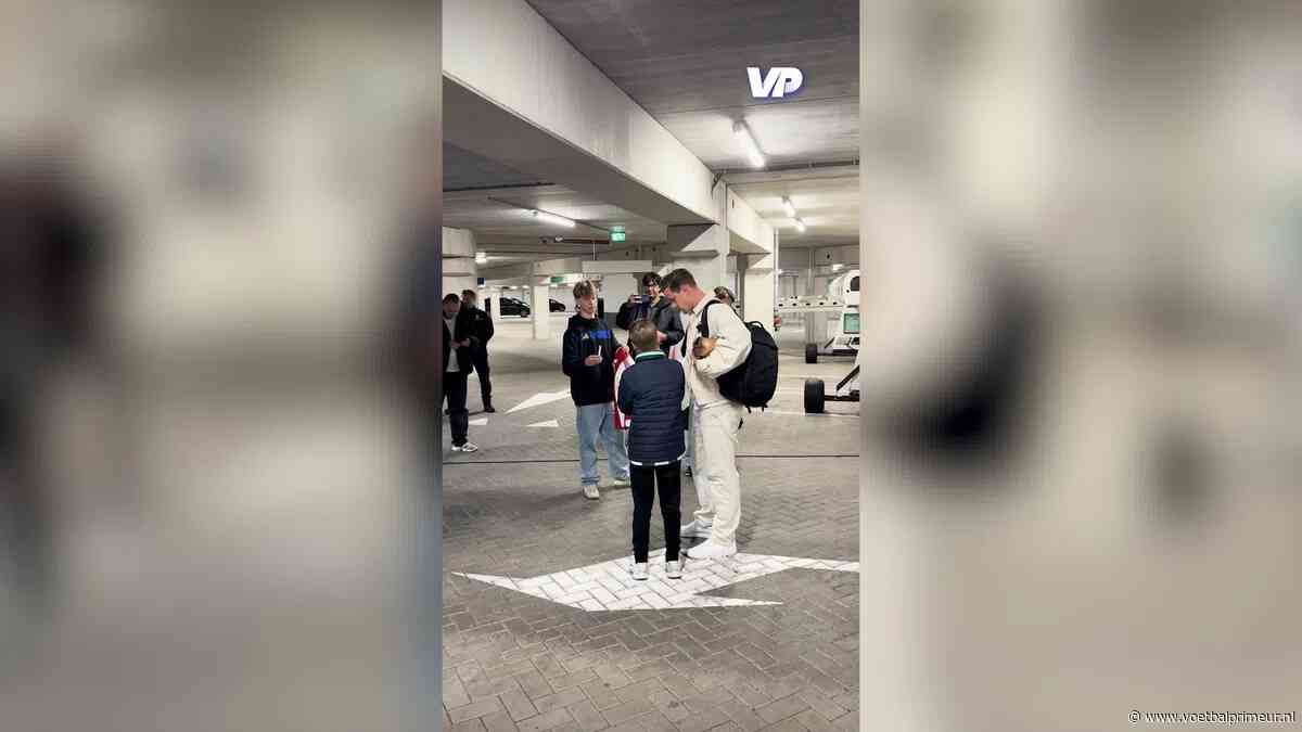 Mooi beeld: Ajax-spelers nemen uitgebreid de tijd voor fans uit Groningen