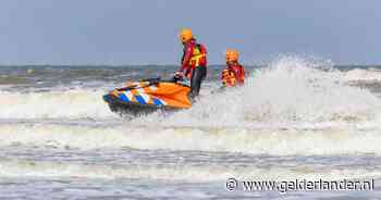 Grote reddingsactie op zee en langs havenhoofd in Scheveningen, meerdere surfers in problemen