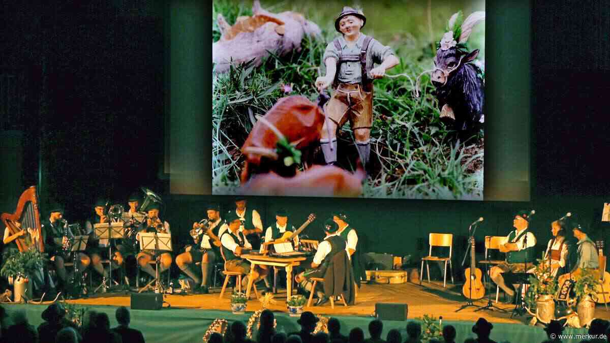 250 geschnitzte Figuren, 700 Zuschauer: Lenggrieser zeigt Almabtrieb als Bildergeschichte