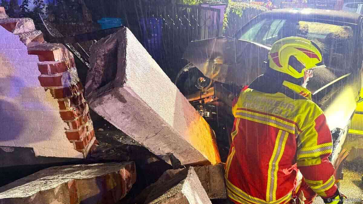 Eltern verreist, Sohn kracht betrunken gegen Hofmauer: drei Verletzte
