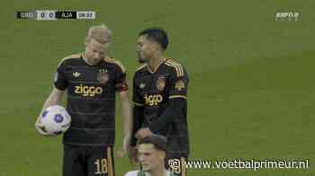 Opvallend: andere Ajacied wil penalty nemen, Klaassen eist hem op en mist
