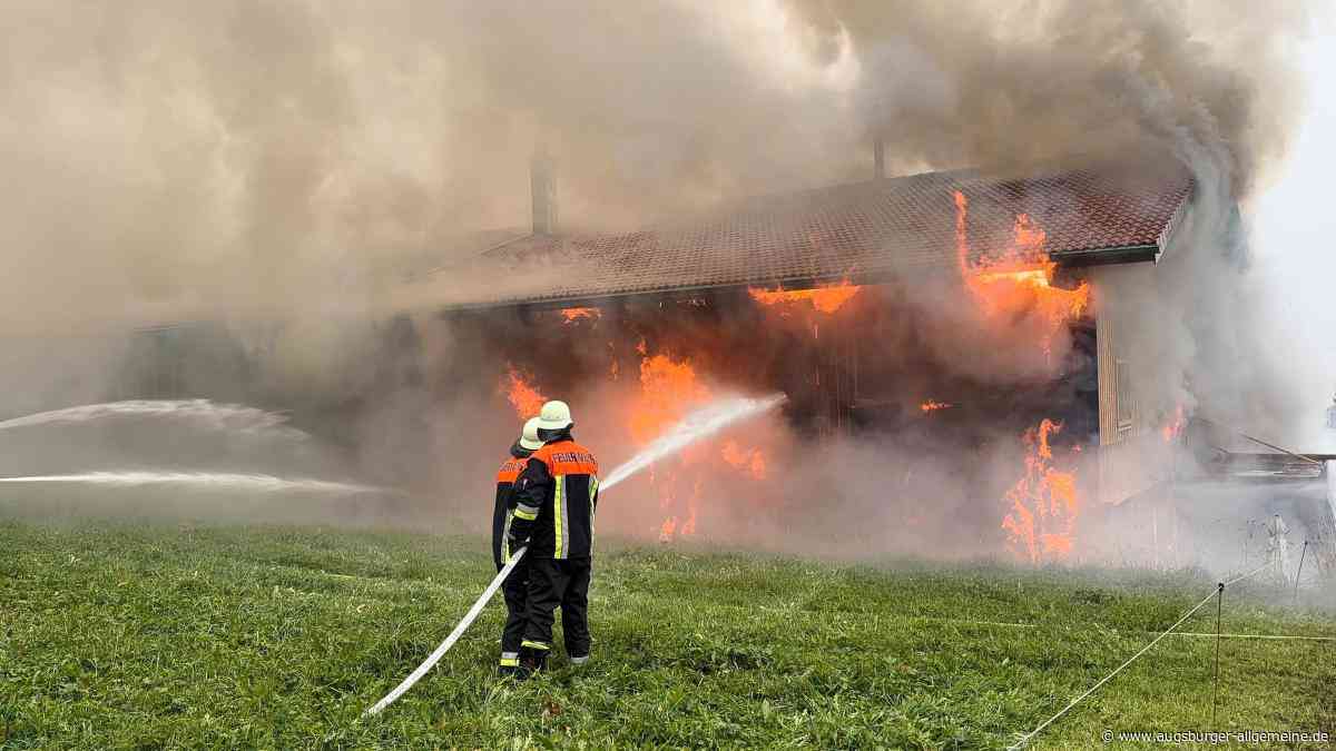 Lagerhalle mit Wohnhaus brennt in Nesselwang – Feuerwehr löst Alarm via Warnapp aus