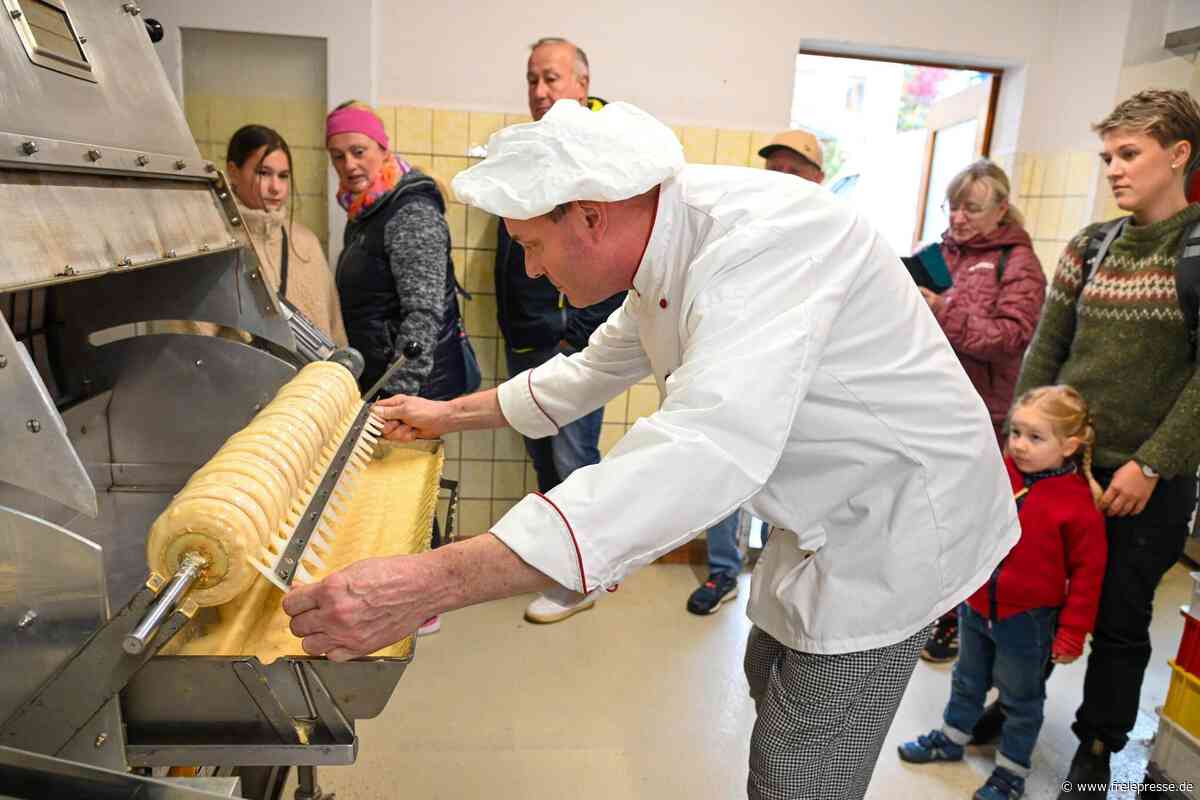 Schmieden, drechseln und duftender Baumkuchen: Zahlreiche Besucher erleben Handwerk im Erzgebirge