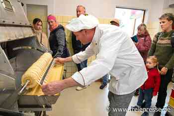 Schmieden, drechseln und duftender Baumkuchen: Zahlreiche Besucher erleben Handwerk im Erzgebirge