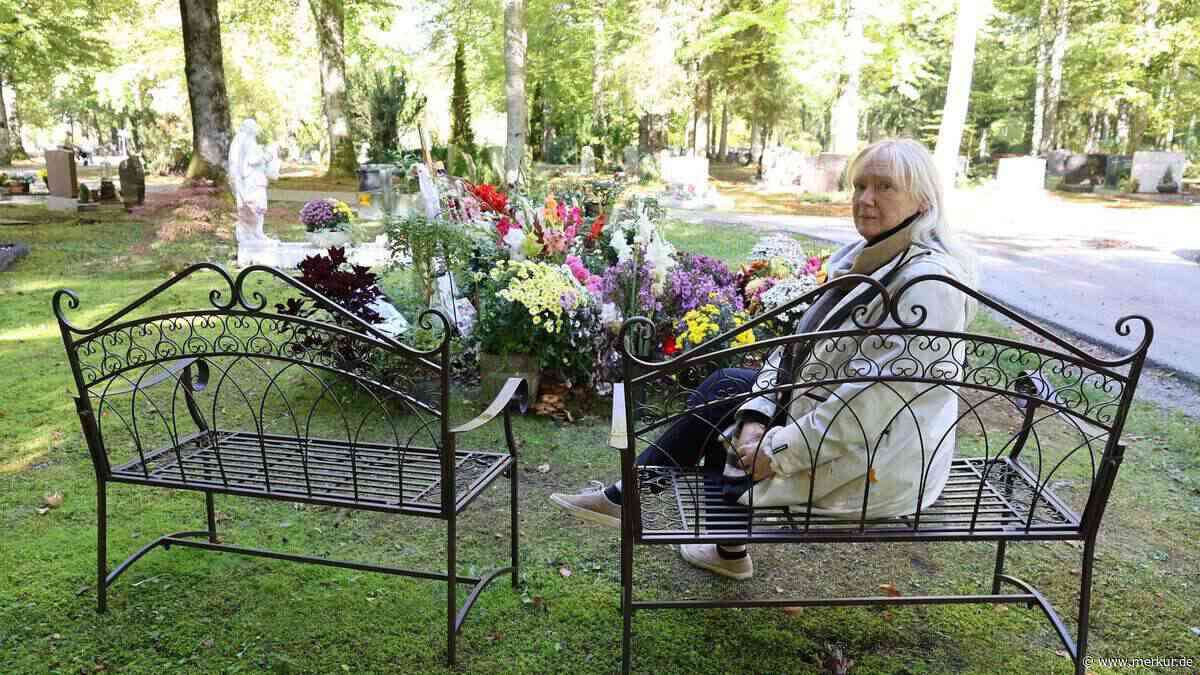 Großer Redebedarf auf dem Friedhof: Trauerbänke müssen vor Winter weichen
