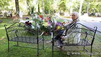 Großer Redebedarf auf dem Friedhof: Trauerbänke müssen vor Winter weichen