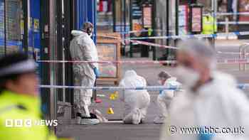 Suspects hunted after police officer injured in shooting