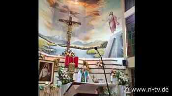 Live-Übertragung lief im Netz: Holzkreuz erschlägt Priester mitten in der Messe