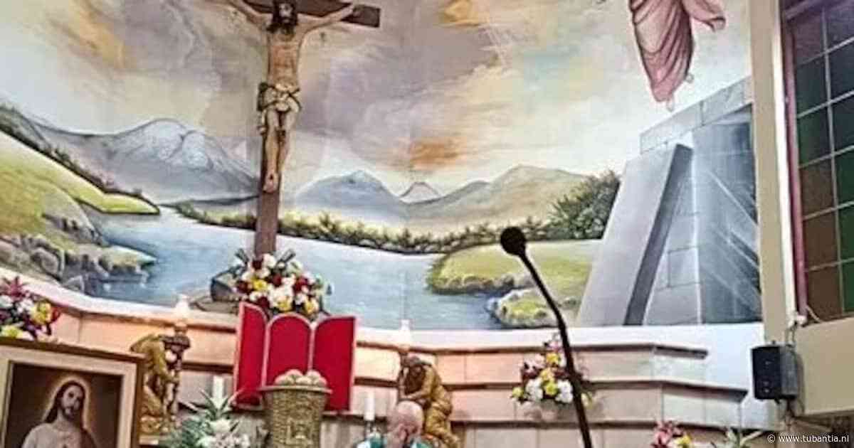 Ecuadoriaanse priester overlijdt tijdens mis nadat enorm houten kruis op zijn hoofd valt