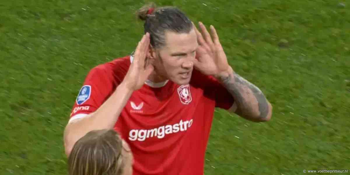 FC Twente - FC Utrecht tijdelijk gestaakt: Wout Weghorst furieus