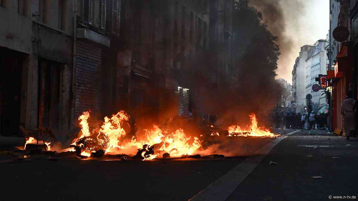 "Beispiellose Gewalt": Macron droht nach Ausschreitungen mit Demo-Verbot