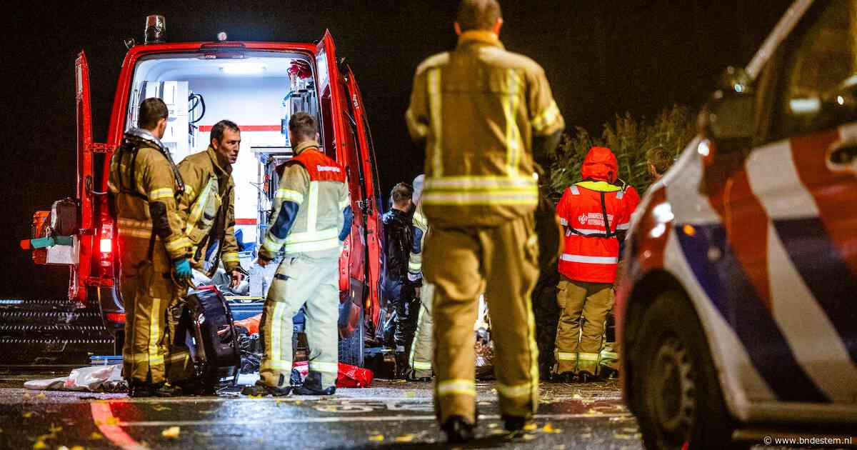 Auto met drie inzittenden belandt in water bij Dordrecht