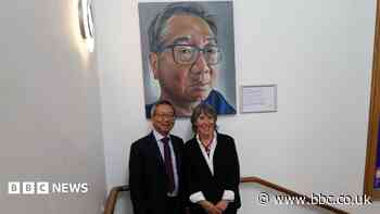 Artist honoured her surgeon with his portrait