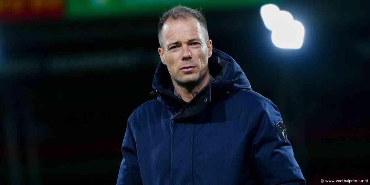 Danny Buijs kookt van woede na wissel: 'Kom hier en doe normaal!'