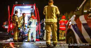 Auto met drie inzittenden belandt in water bij Dordrecht, reanimatie noodzakelijk