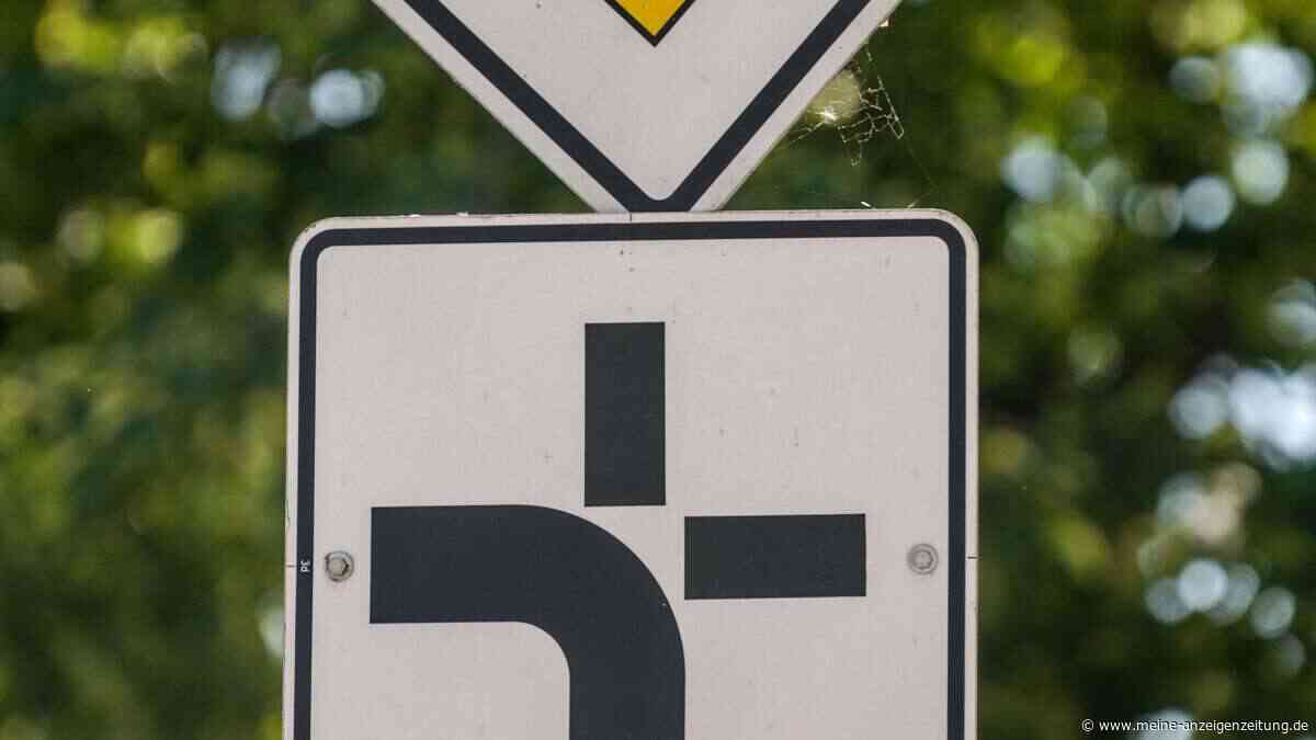 Blinken bei abknickender Vorfahrt – ja oder nein? Die meisten Autofahrer machen es falsch