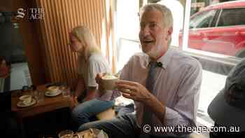 Former NYC mayor Bill De Blasio tries his first flat white