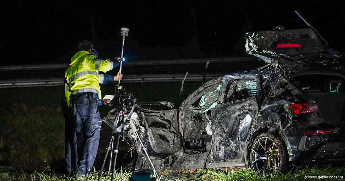 Overleden persoon aangetroffen in auto te water langs A325 bij Elst