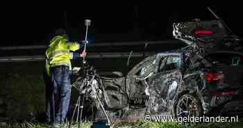 Overleden persoon aangetroffen in auto te water langs A325 bij Elst
