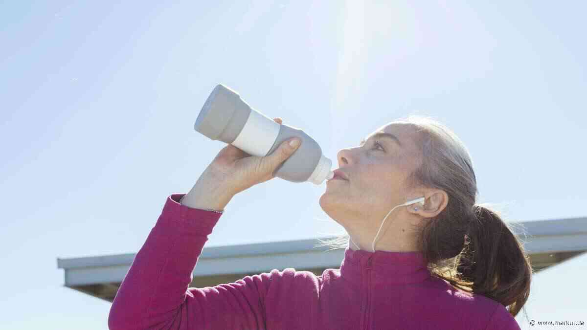 Es reicht nicht nur Wasser: Warum das tägliche Ausspülen der Trinkflasche ein Trugschluss ist