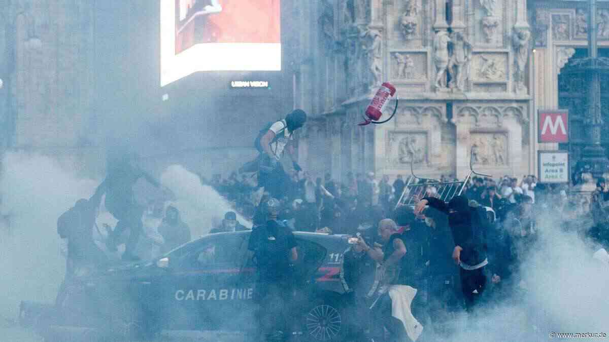 Mailand brennt nach Demo: Randalierer setzen Autos in Brand und werfen Flaschen auf Polizisten