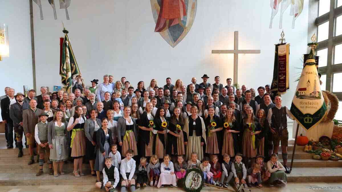 Neue Vereinsfahne geweiht: Neufahrner Landjugend verabschiedet 105-jährige Vorgängerin