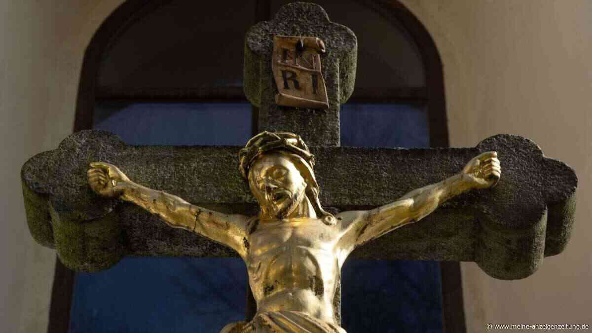 Im Livestream: Priester bei der Messe vom Kreuz erschlagen