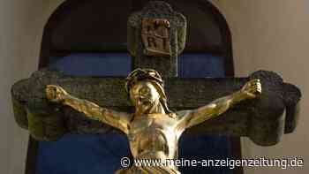 Im Livestream: Priester bei der Messe vom Kreuz erschlagen