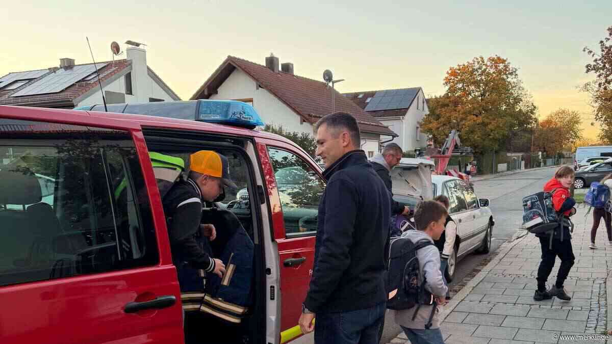 Schulbus fährt nicht: Putzbrunner Bürgermeister chauffiert Kids im Feuerwehrauto zur Schule
