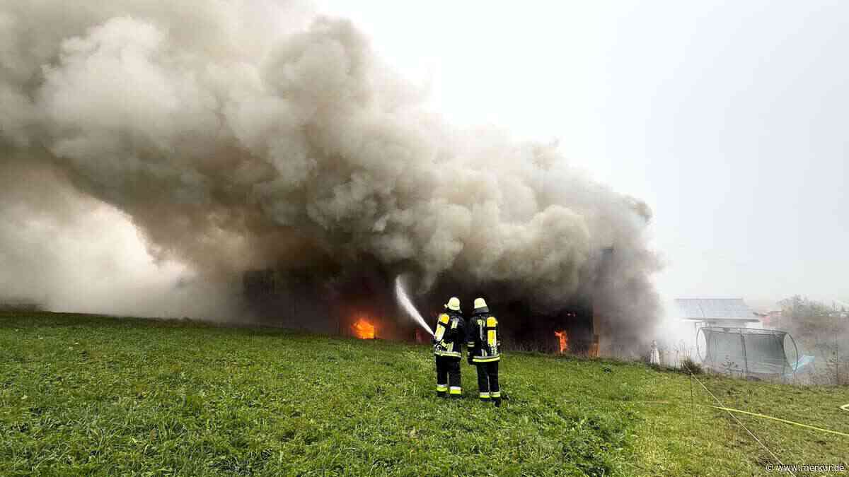 Offene Flammen und dichter Rauch sichtbar: Großbrand bricht in Schreinerei aus – Hoher Schaden