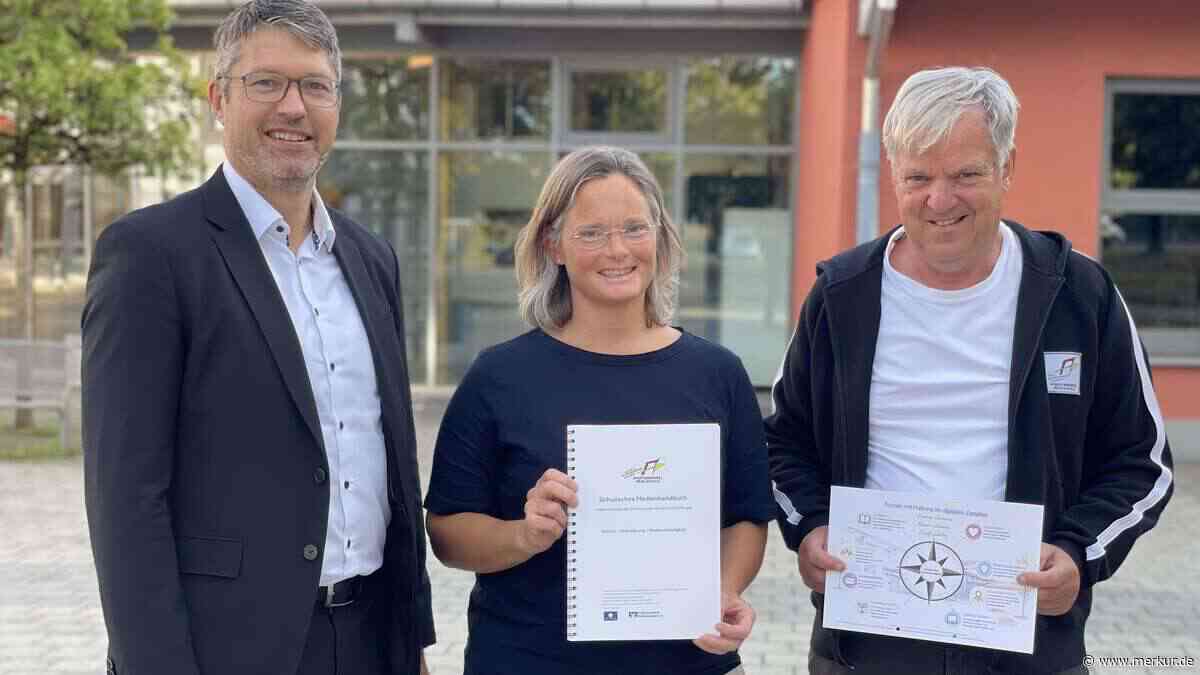 Realschule Pfaffenwinkel stellt Medien-Handbuch vor