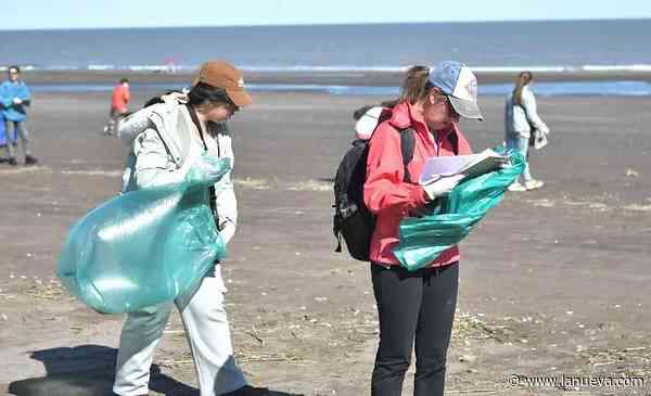 Los plásticos, los residuos más encontrados en las playas de Monte Hermoso