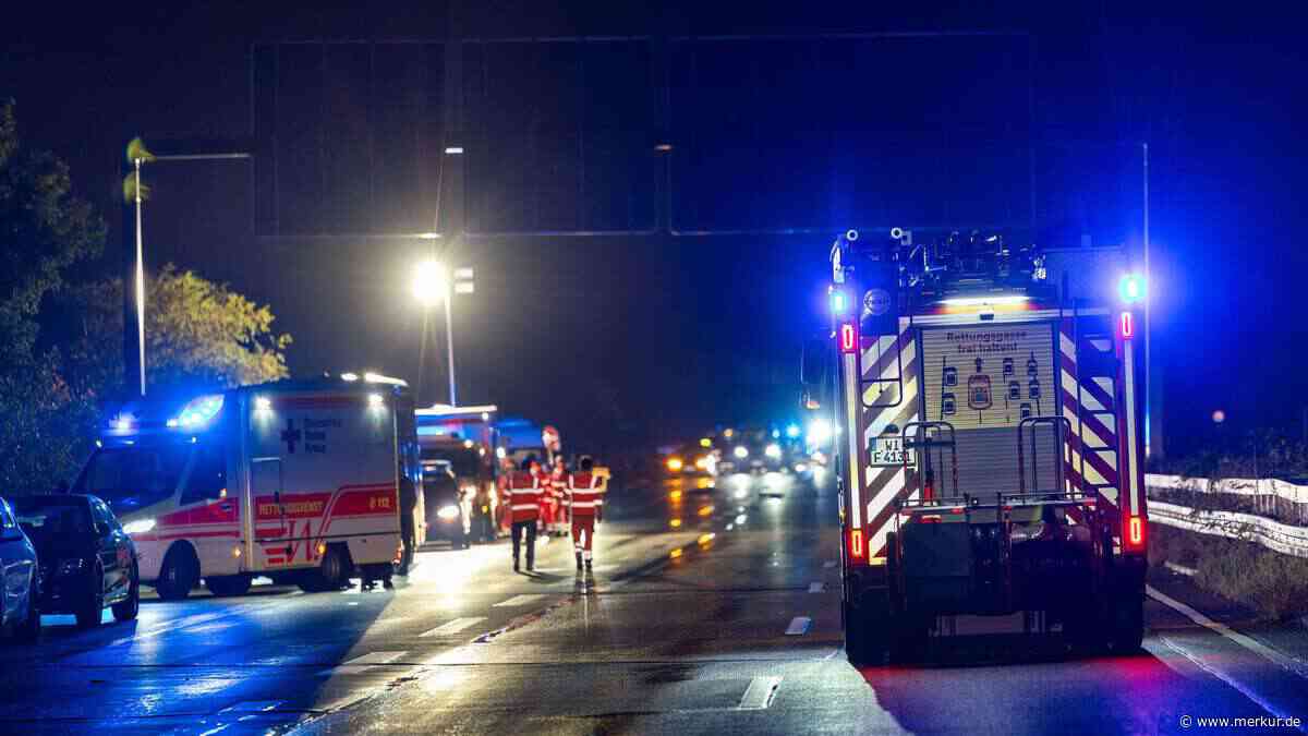 Porsche rammt 25-Jährige auf A95: Sie wird in den Wald geschleudert – lebensgefährlich verletzt