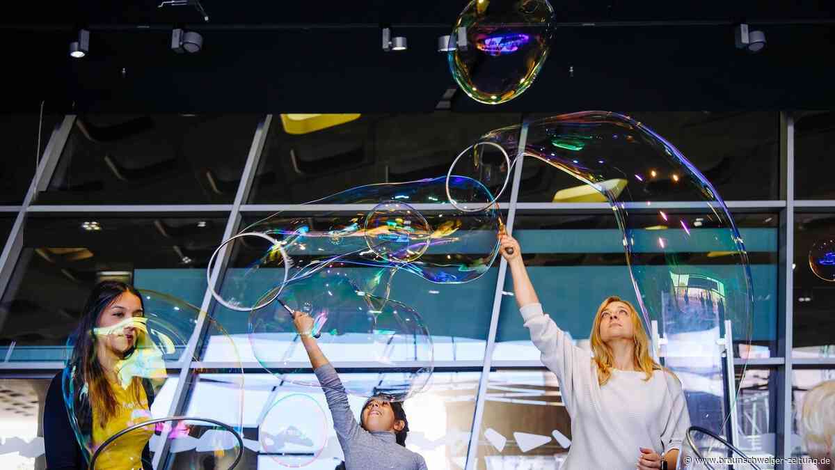 Spektakuläre Seifenblasenshows nur noch diese Woche im Wolfsburger Phaeno