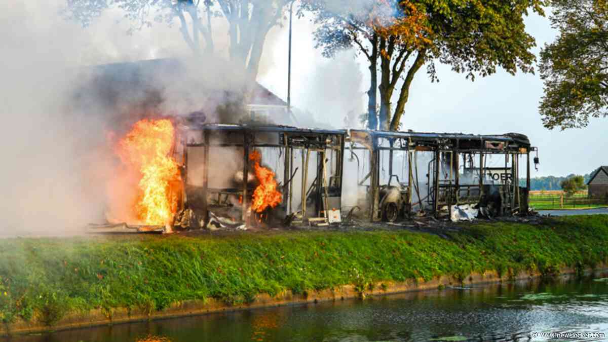 Brand ontstaat in rijdende lijnbus: bus gaat in vlammen op
