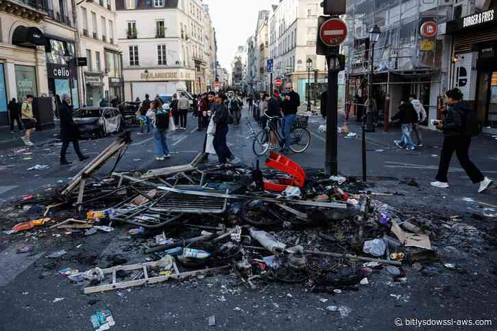 Macron rechazó dimisión del ministro del Interior tras los disturbios en París y otras ciudades