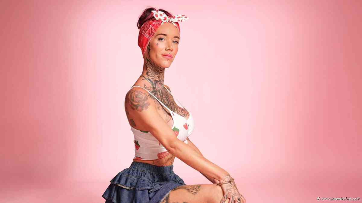 Kelly (39) heeft vijftig tatoeages: ’Mijn borsten heb ik zelf getatoeëerd’