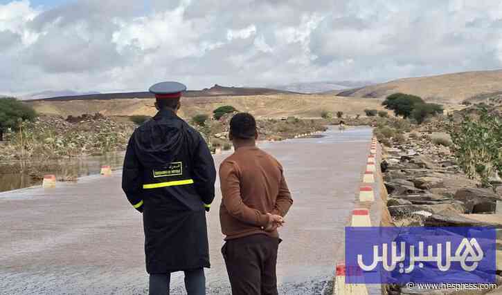السيول تقطع الطريق بين النقوب وإكنيون