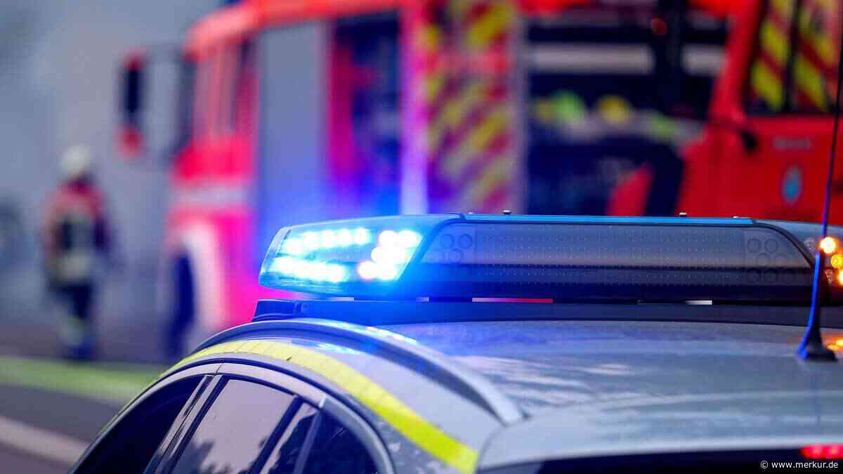 Schwerer Unfall auf der A8 in Oberbayern: Autobahn wird gesperrt – Pkw überschlägt sich
