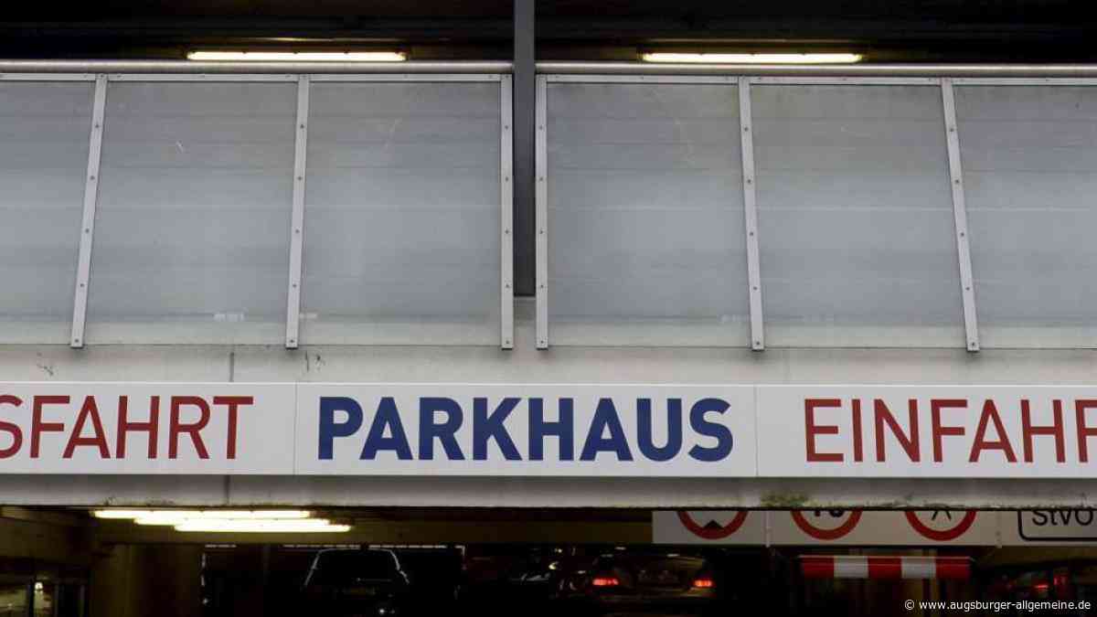 Hoher Schaden: Unbekannter fährt Auto in Augsburger Parkhaus an und flüchtet